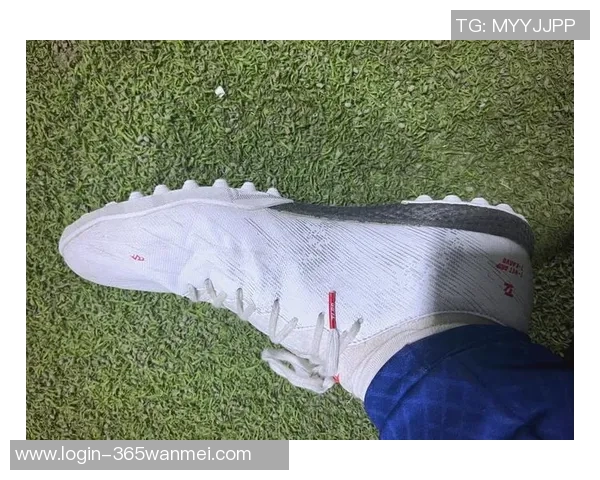 适合控球足球鞋的选择指南与推荐技巧助你提升球场表现